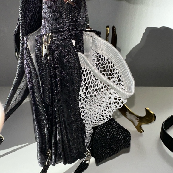 Heys Travelmate  Crossbody Black Expandable - Picture 6 of 8